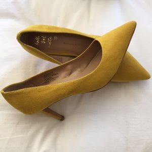 Banana Republic Yellow suede pump